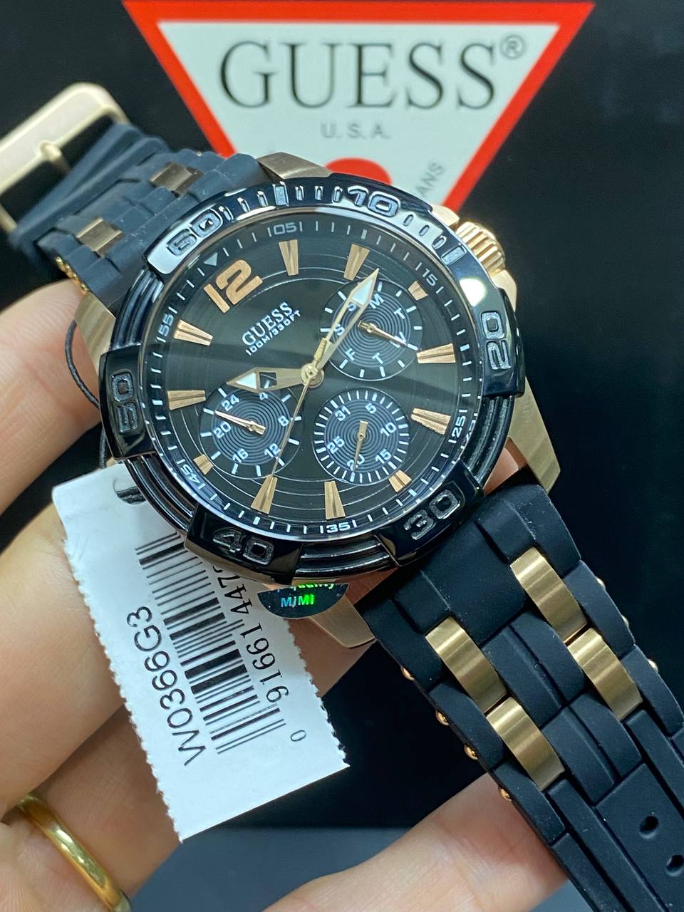 Guess Oasis W0366G3 Men's Black & Gold Rubber Strap Watch